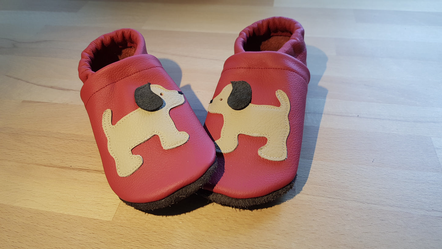 Lederpuschen Hund stehend rot