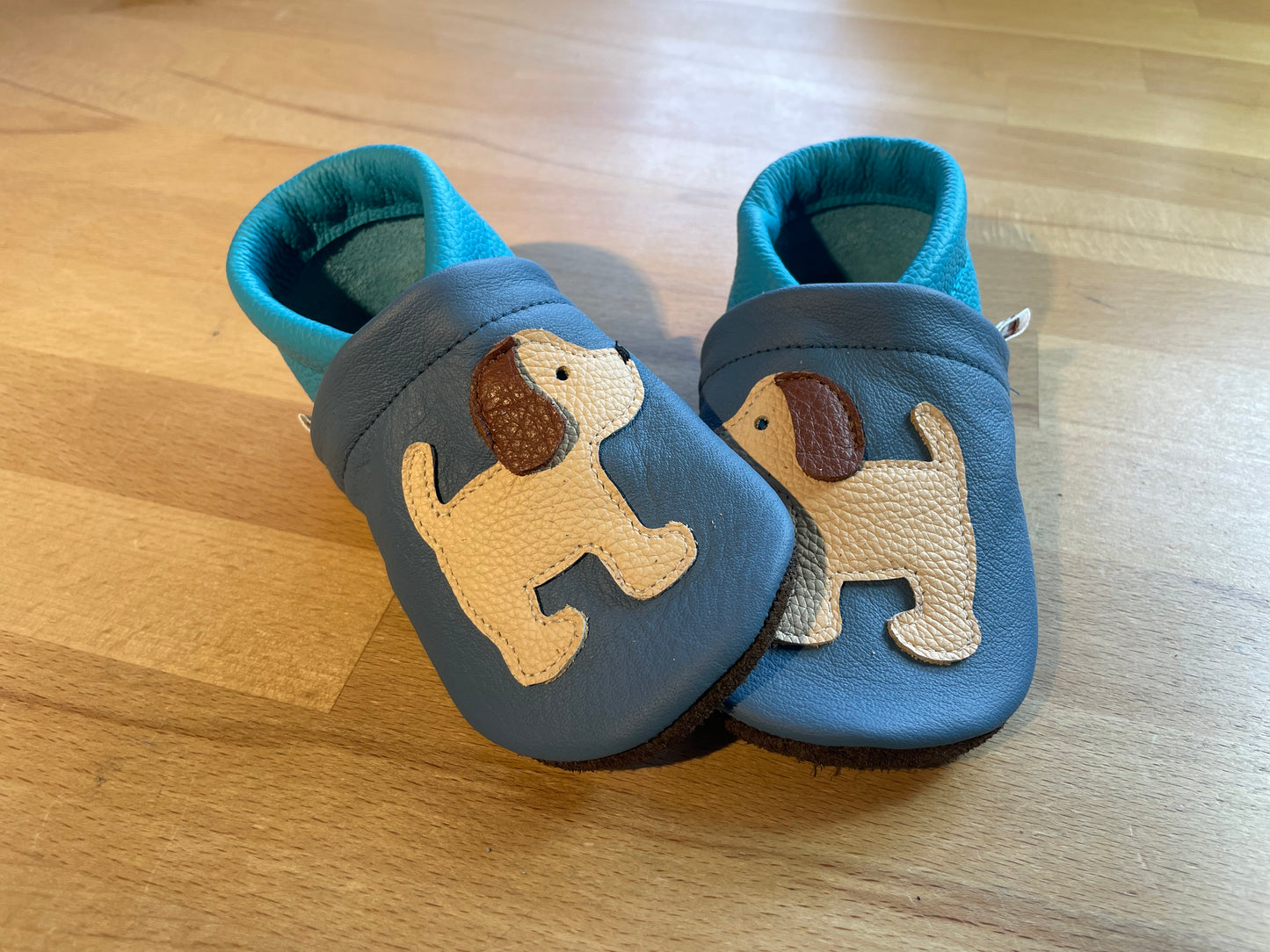 Lederpuschen Hund stehend taubenblau