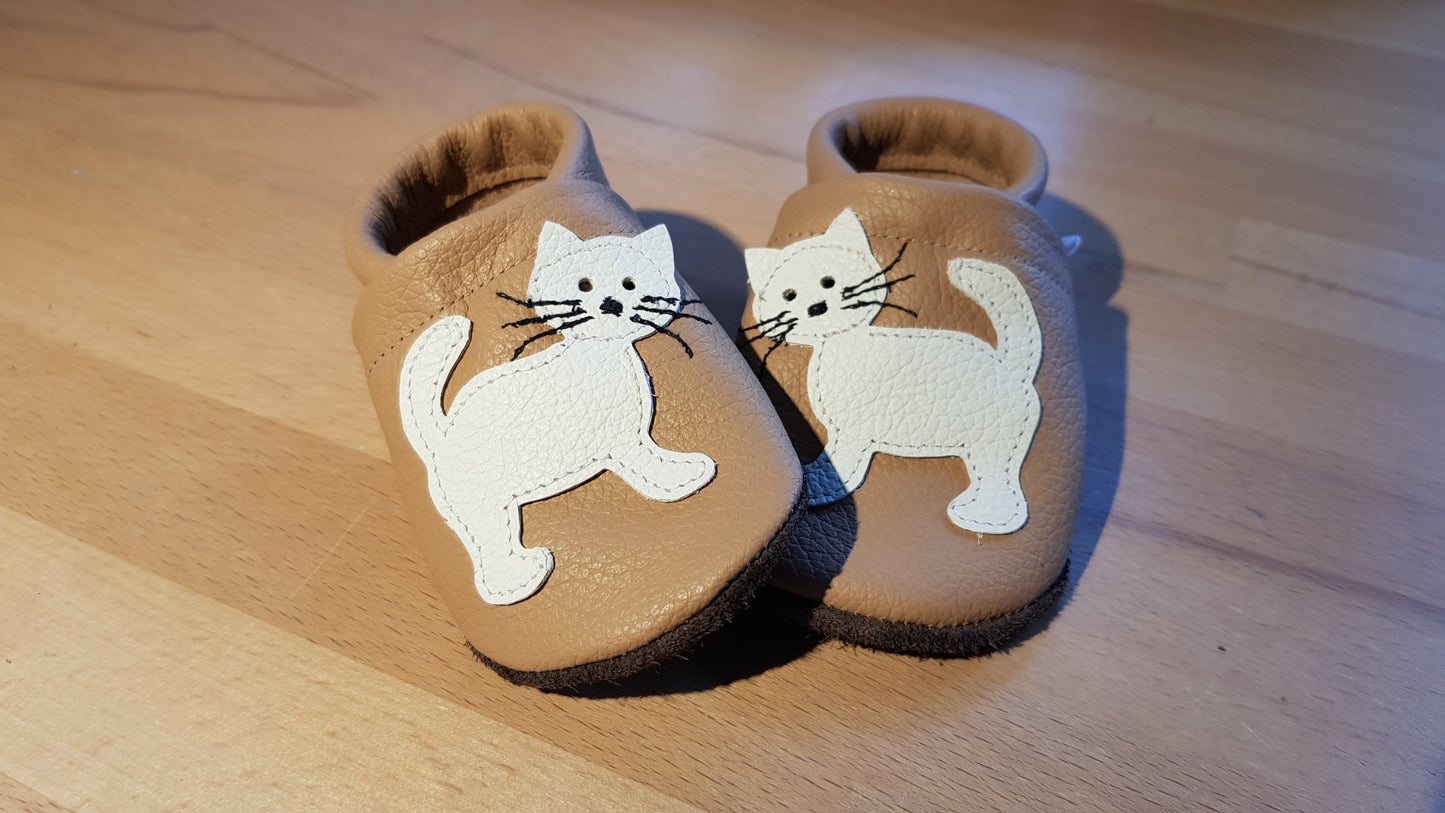 Lederpuschen Katze stehend Camel
