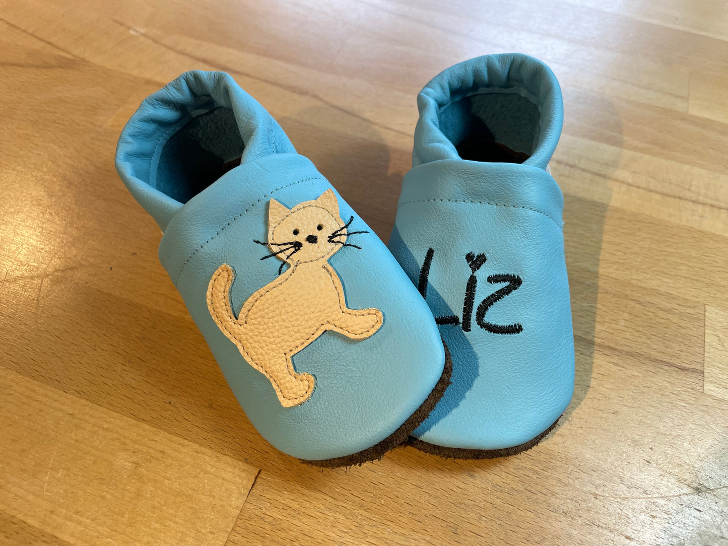 Lederpuschen Katze stehend Name hellblau