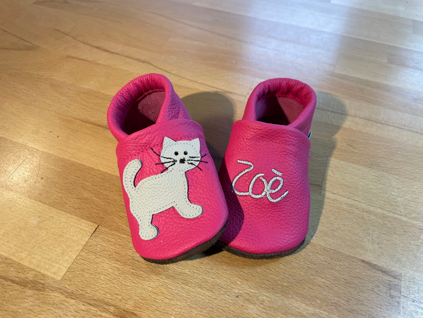 Lederpuschen Katze stehend Name pink