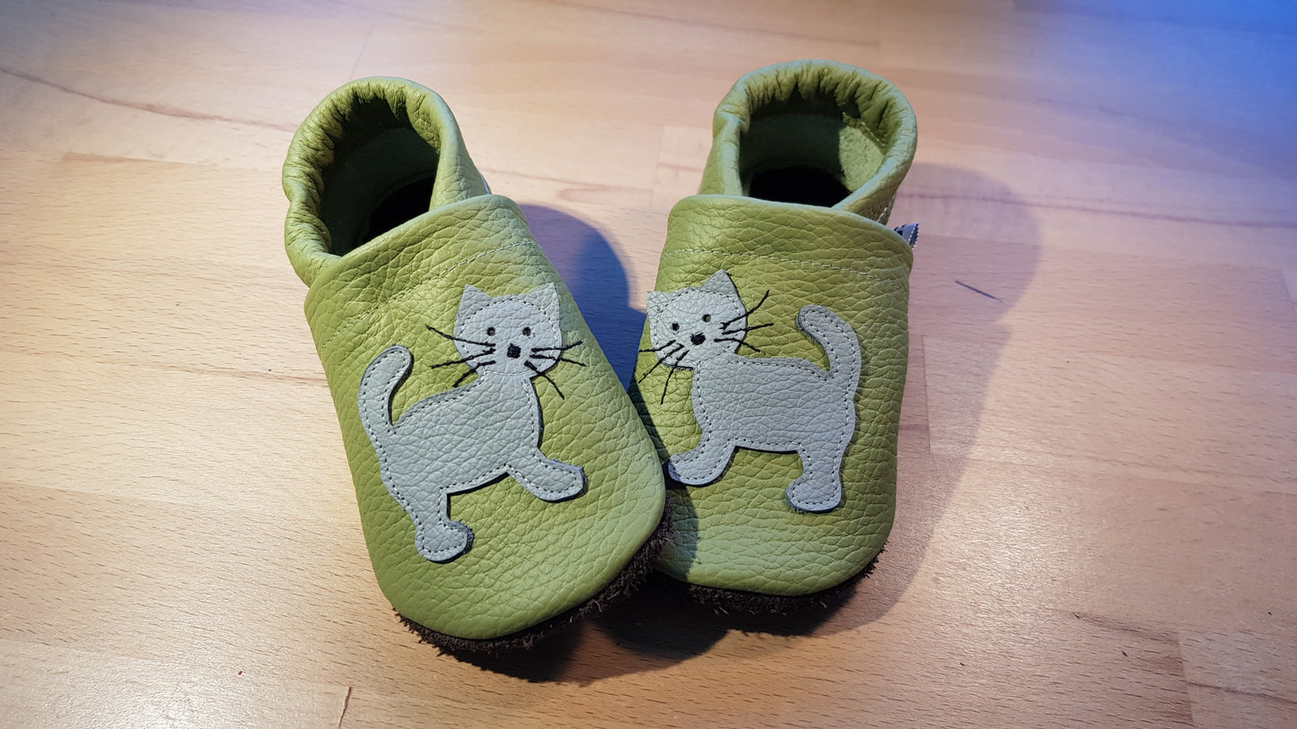Lederpuschen Katze stehend apfelgrün