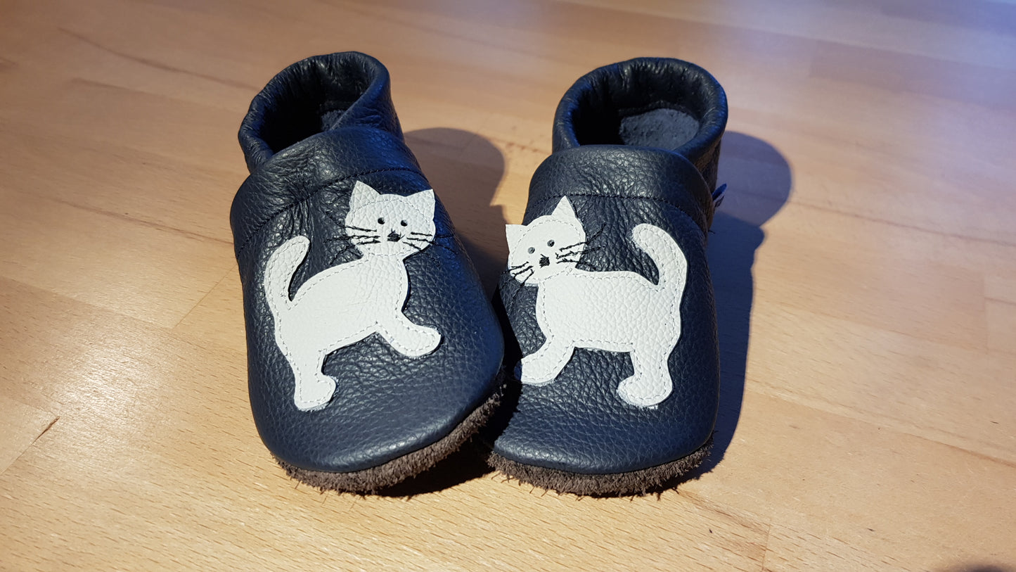 Lederpuschen Katze stehend dunkelblau