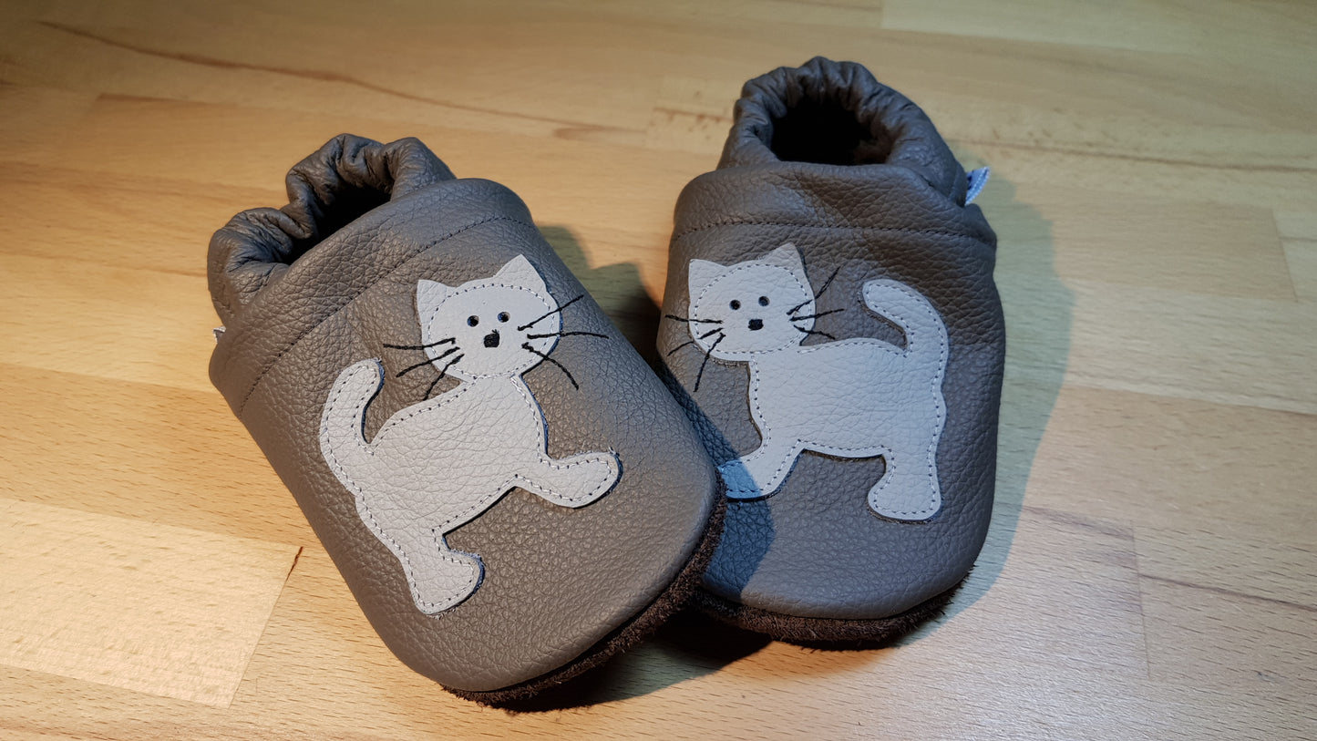 Lederpuschen Katze stehend dunkelgrau