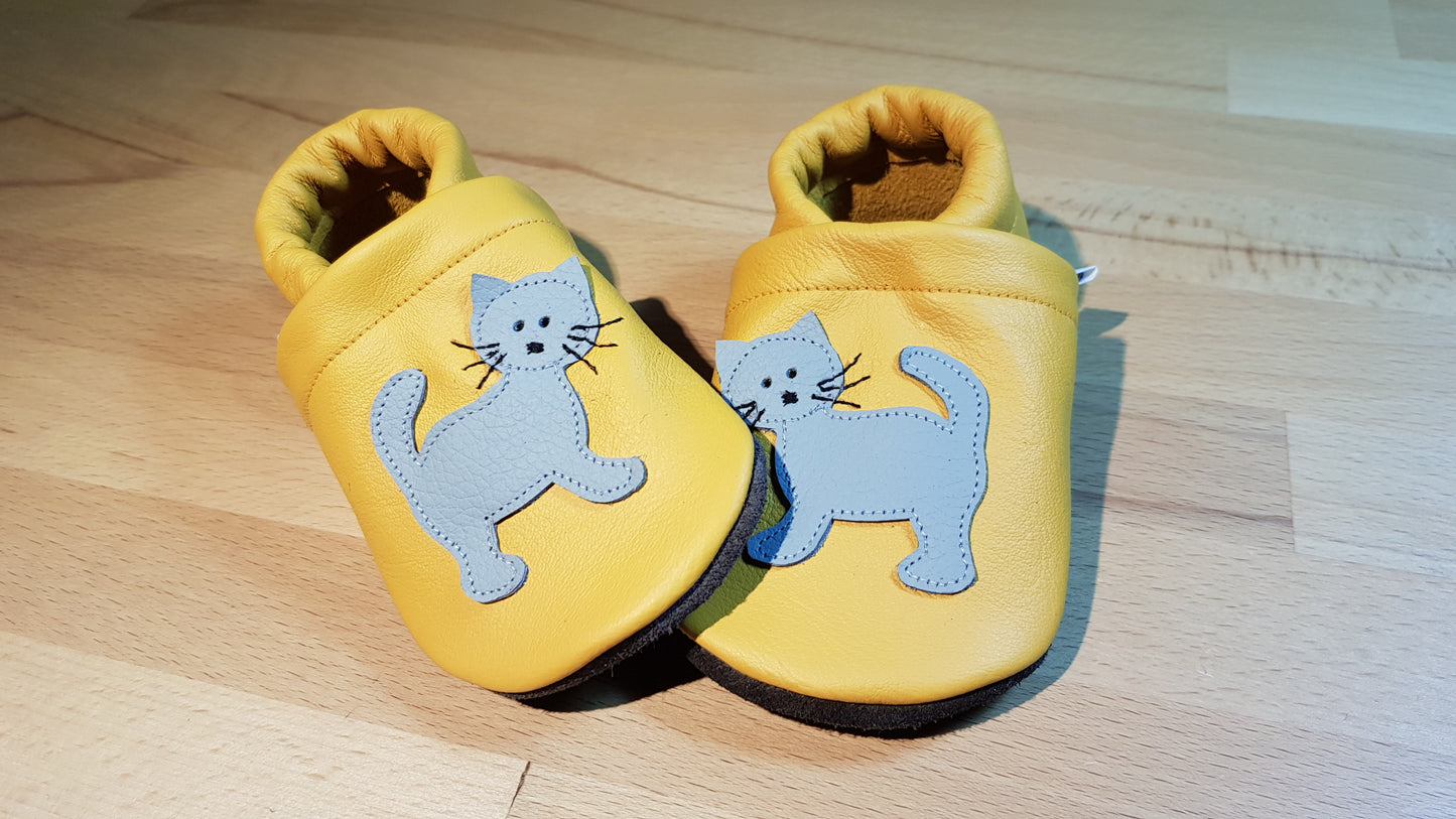 Lederpuschen Katze stehend gelb