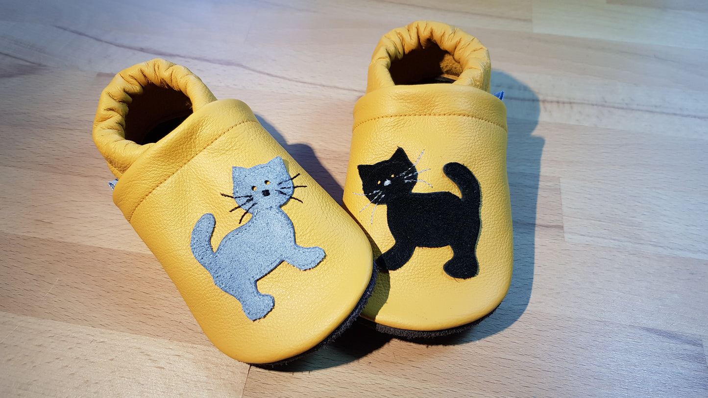 Lederpuschen Katze stehend gelb2