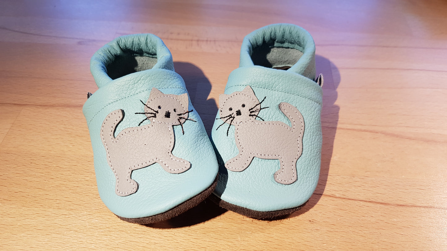 Lederpuschen Katze stehend hellblau