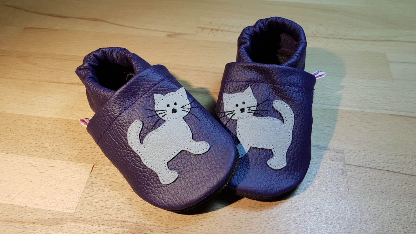 Lederpuschen Katze stehend lila