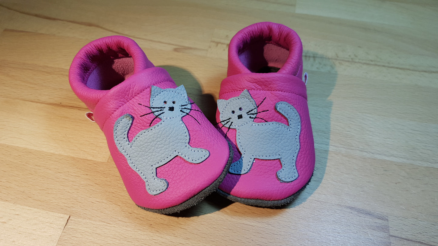 Lederpuschen Katze stehend pink