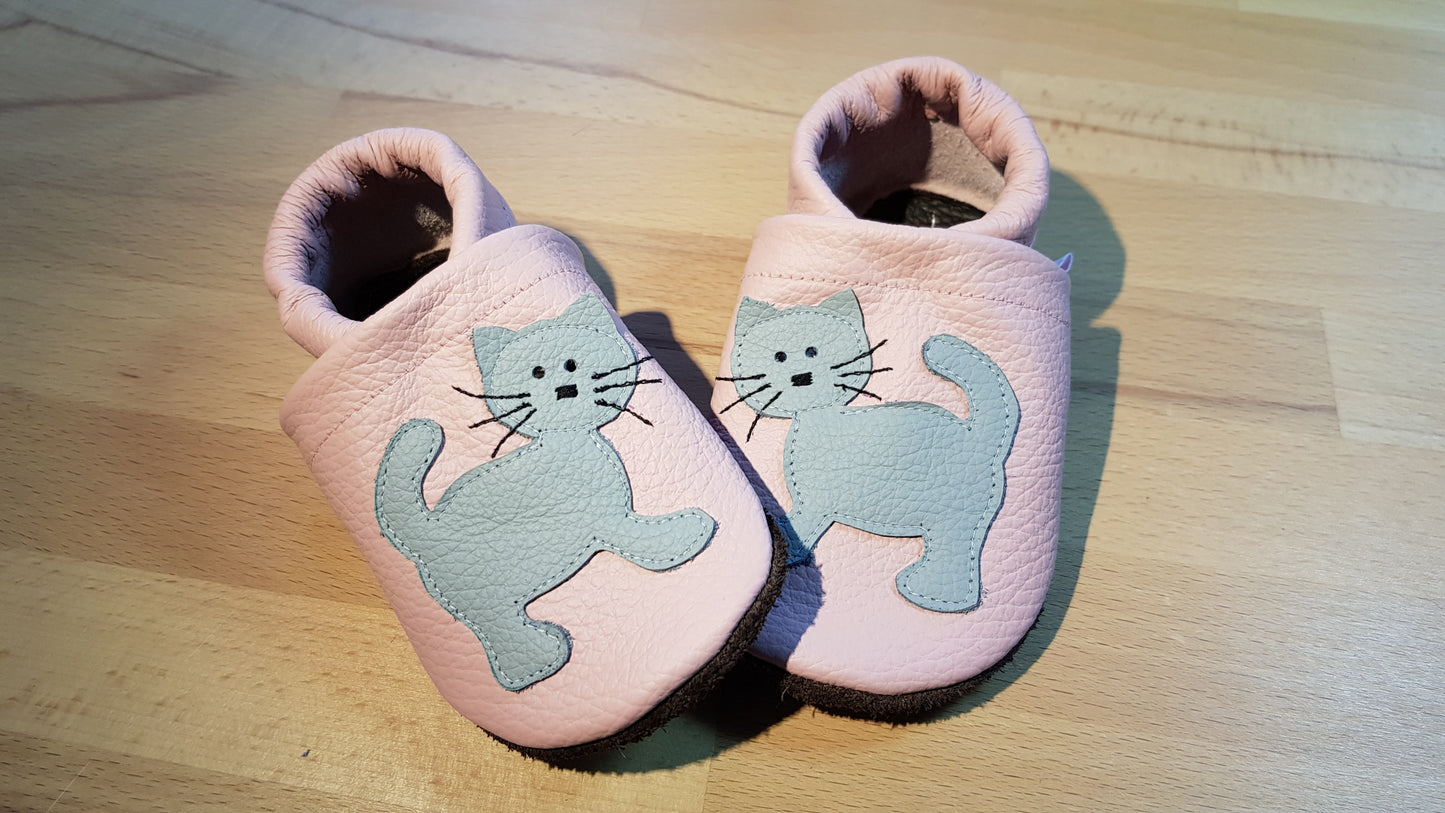 Lederpuschen Katze stehend rosa