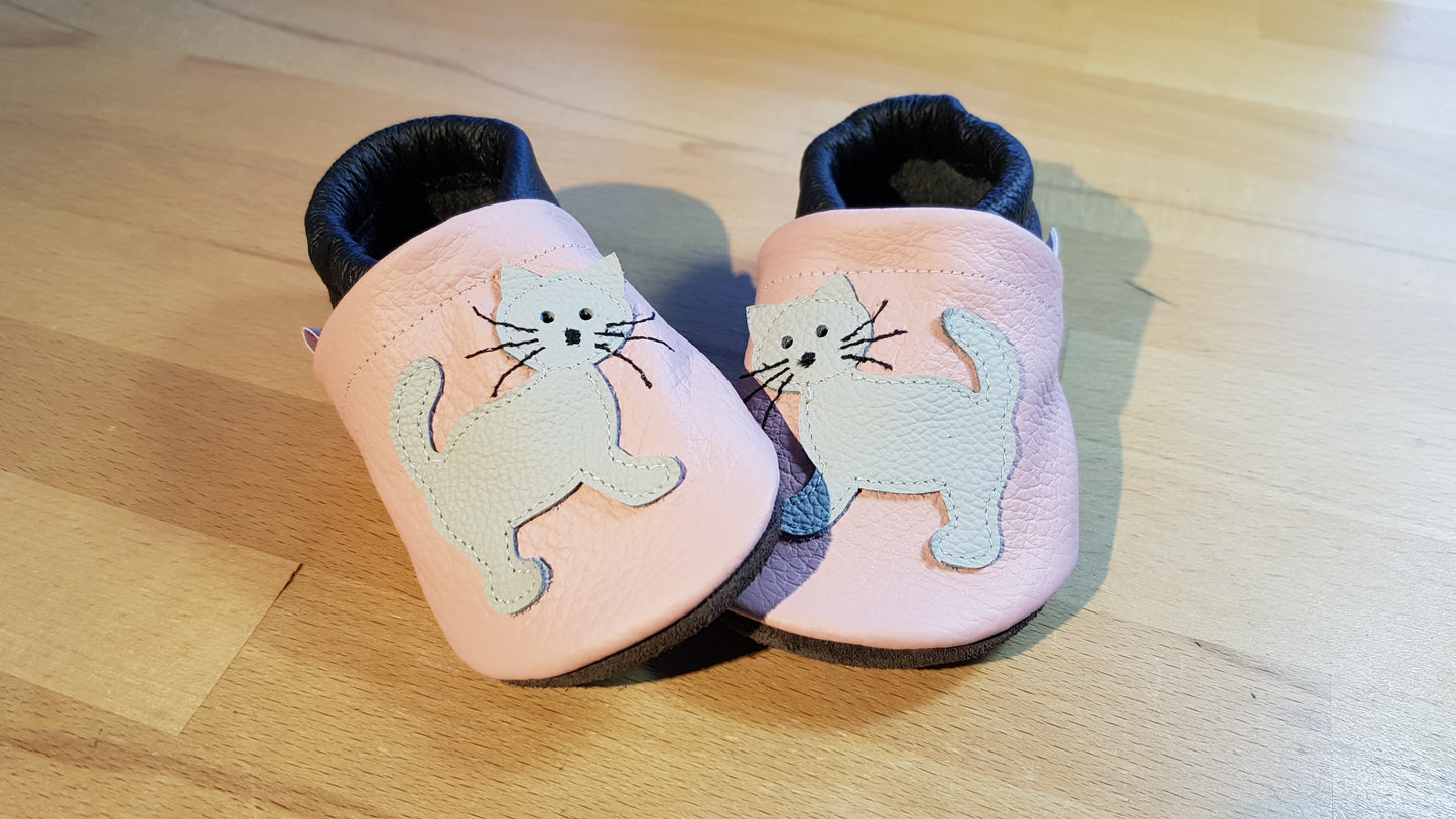 Lederpuschen Katze stehend rosa2