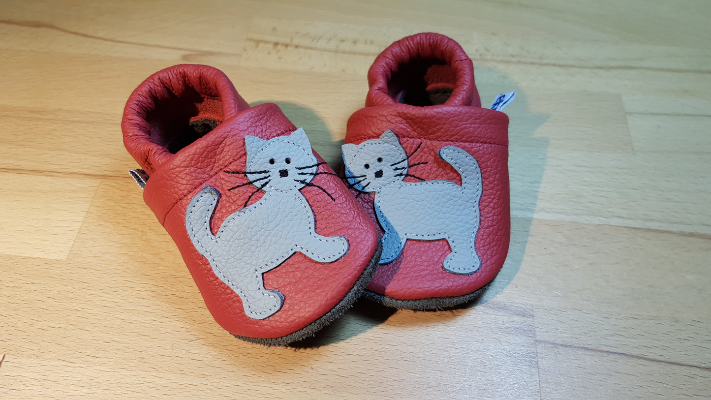 Lederpuschen Katze stehend rot