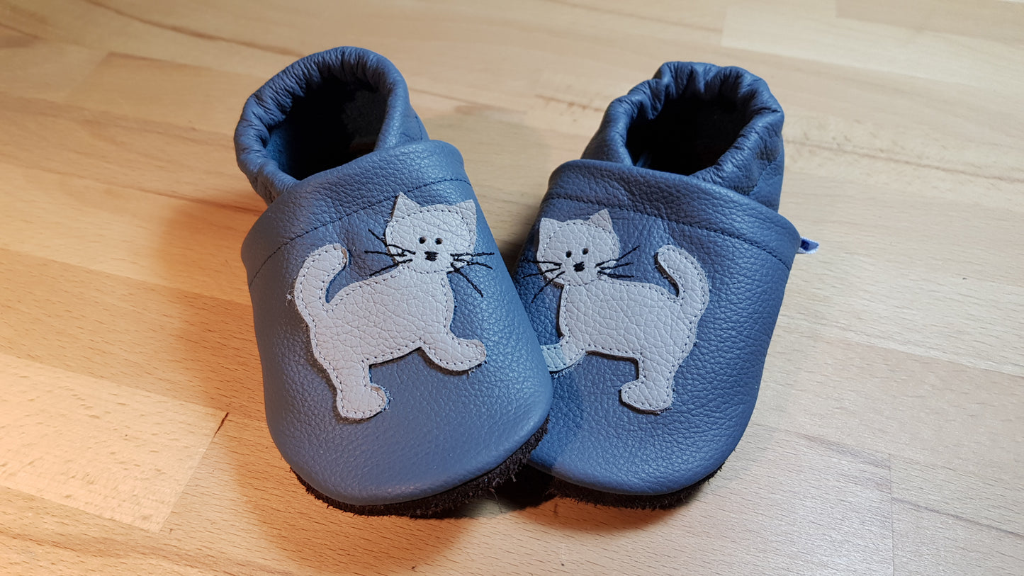 Lederpuschen Katze stehend taubenblau