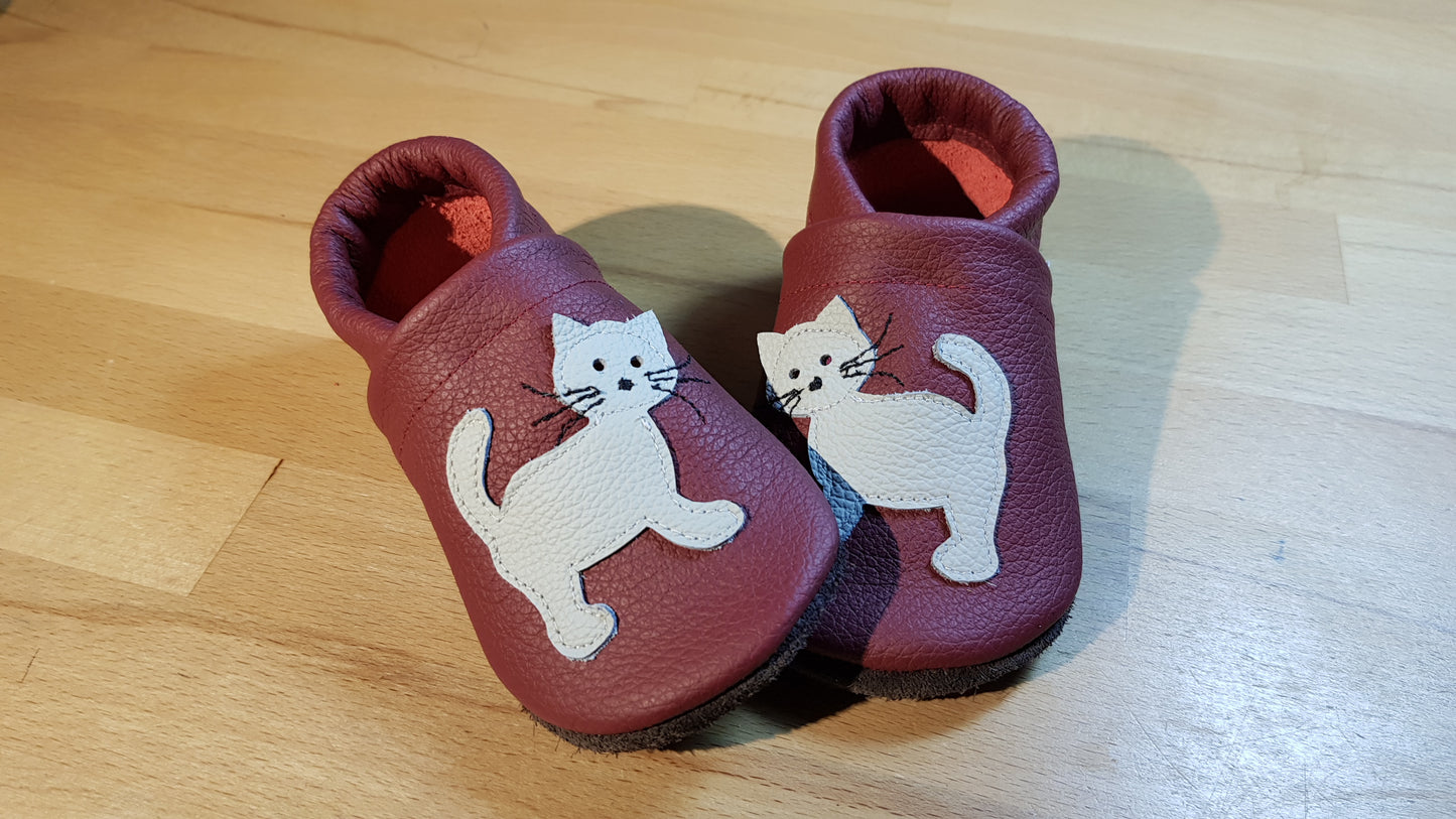 Lederpuschen Katze stehend weinrot