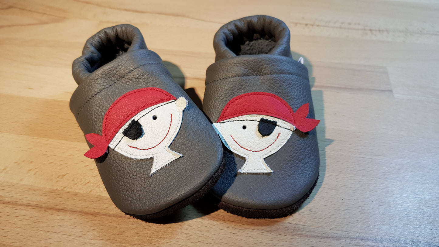 Lederpuschen Pirat dunkelgrau