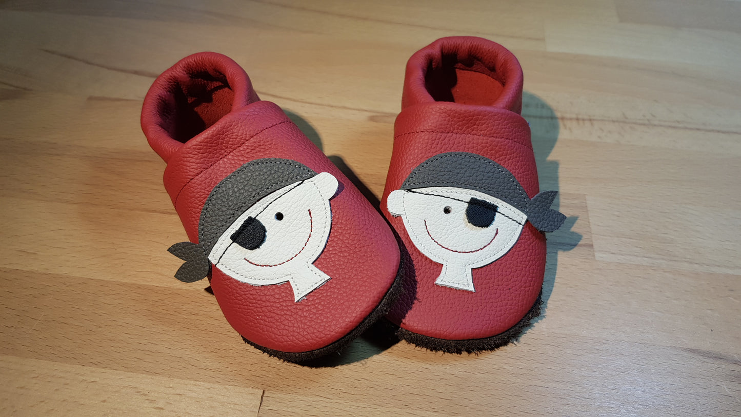 Lederpuschen Pirat rot