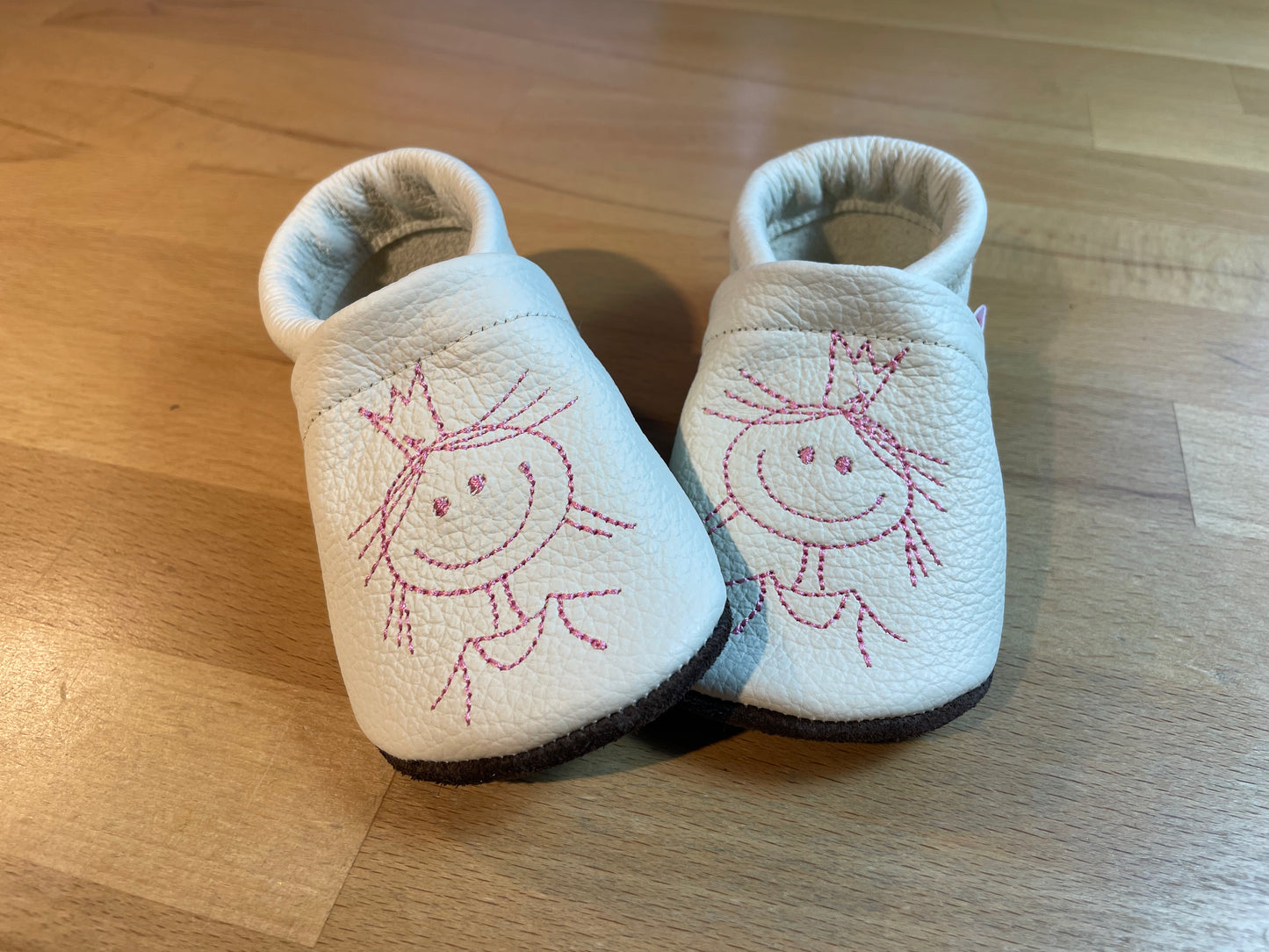 Lederpuschen Prinzessin Stickmotiv altweiß