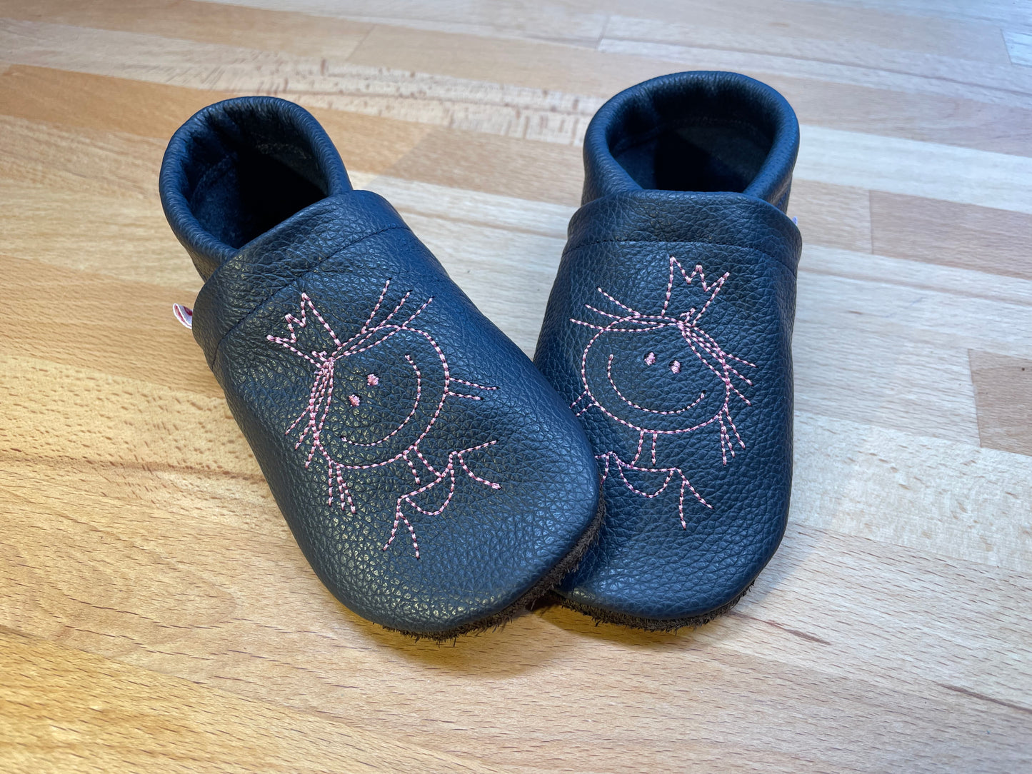 Lederpuschen Prinzessin Stickmotiv dunkelblau