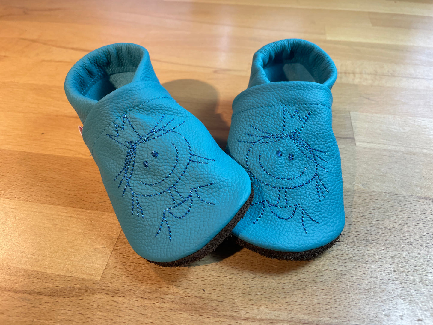 Lederpuschen Prinzessin Stickmotiv türkis