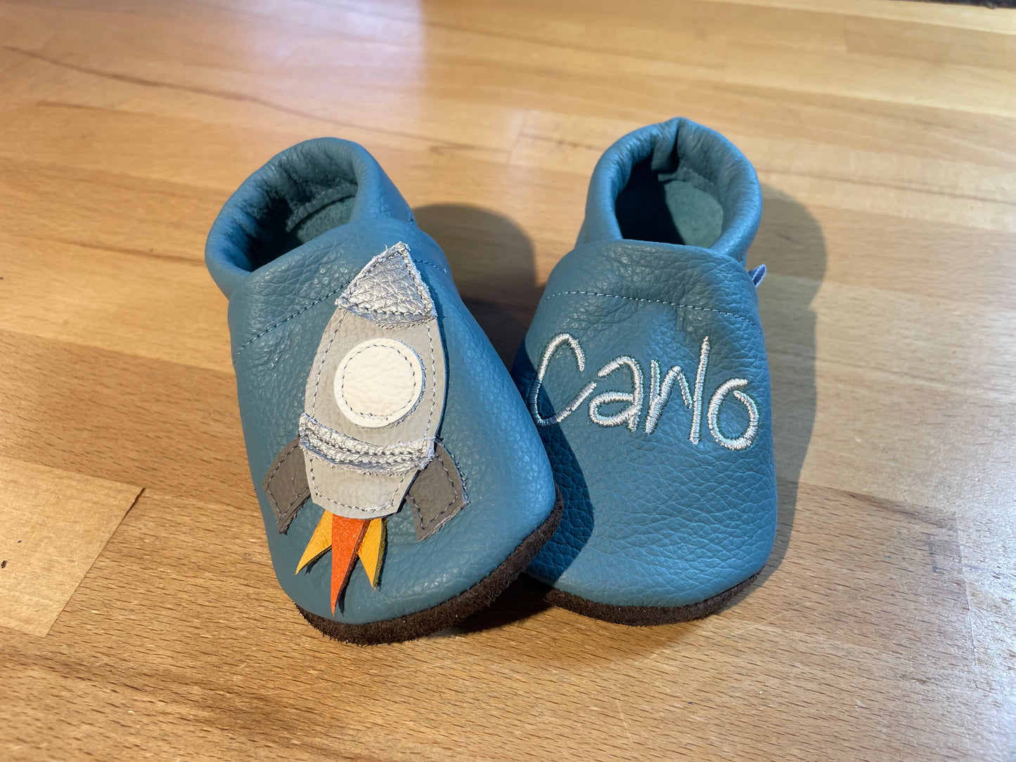 Lederpuschen Rakete Name taubenblau 2