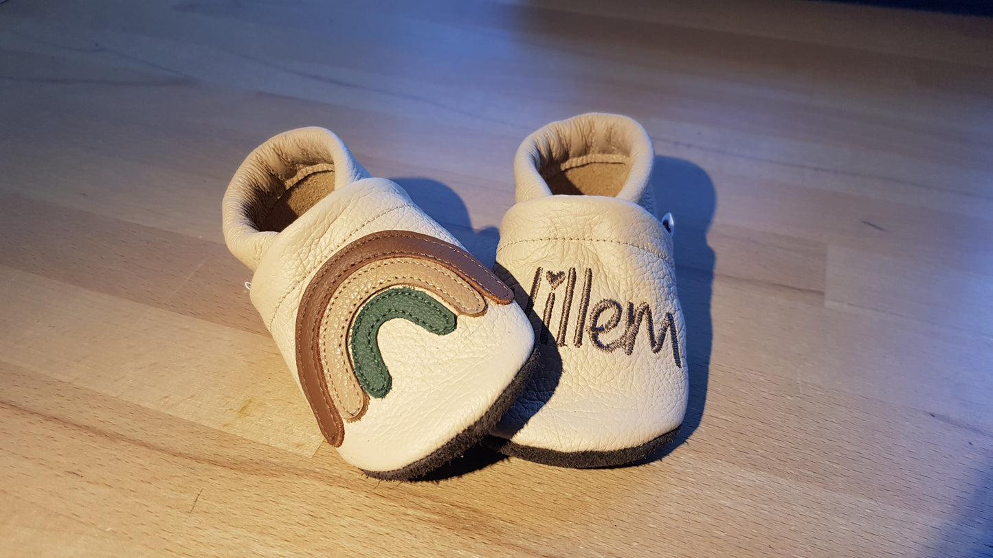 Lederpuschen Regenbogen Name creme 2