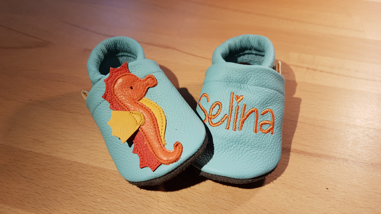 Lederpuschen Seepferdchen Name hellblau