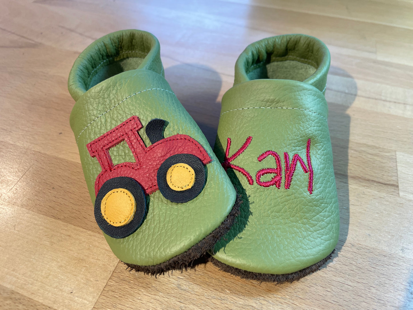 Lederpuschen Trecker Name apfelgrün2
