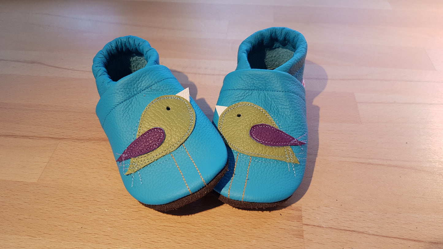Lederpuschen Vögelchen türkis 2