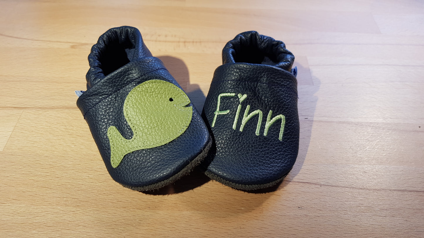 Lederpuschen Wal Name apfelgrün