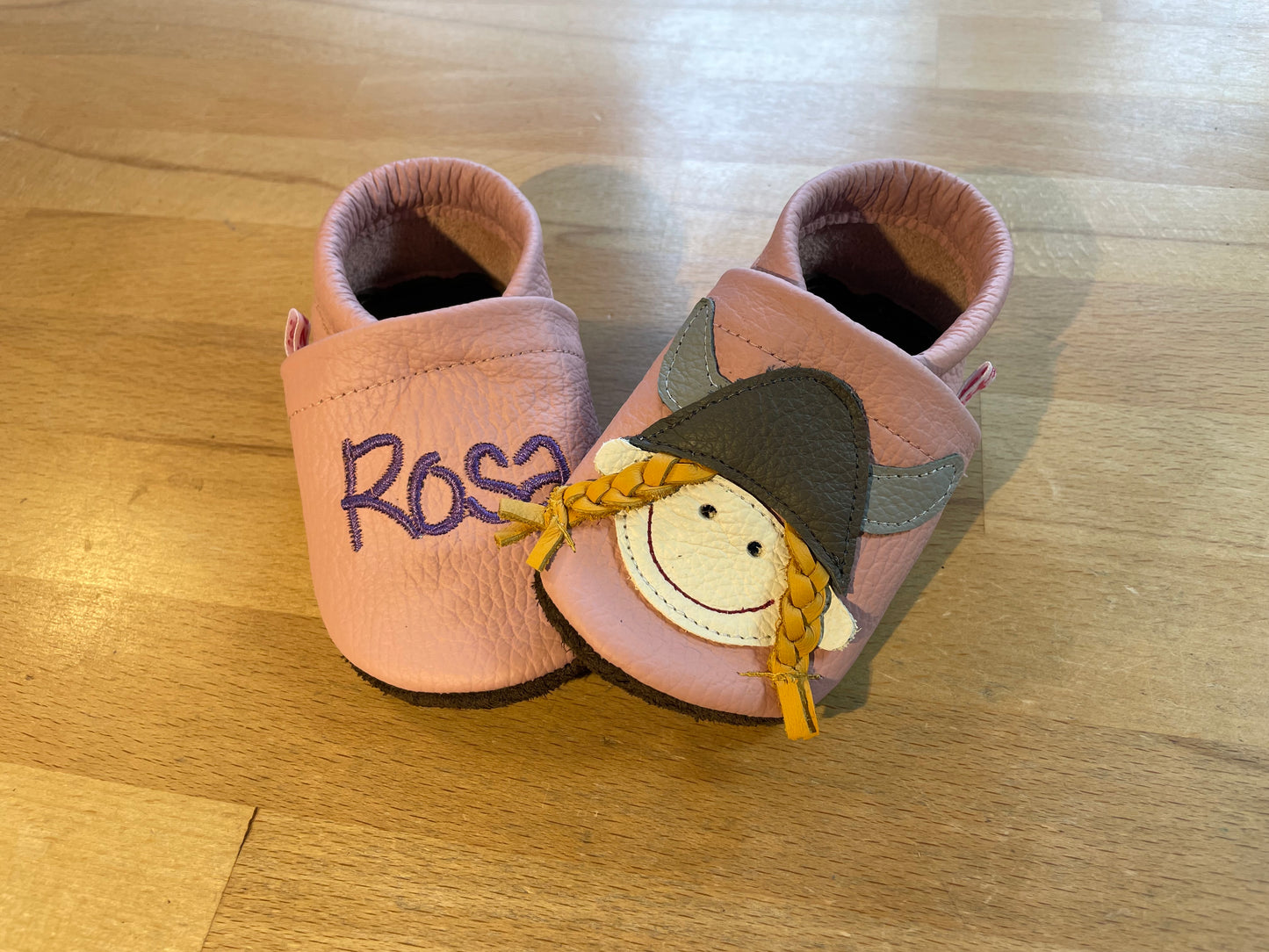 Lederpuschen Wikingermädchen Name rosa