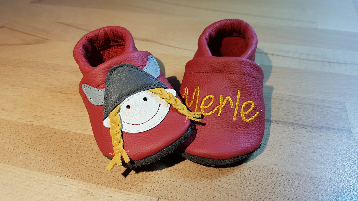 Lederpuschen Wikingermädchen Name rot