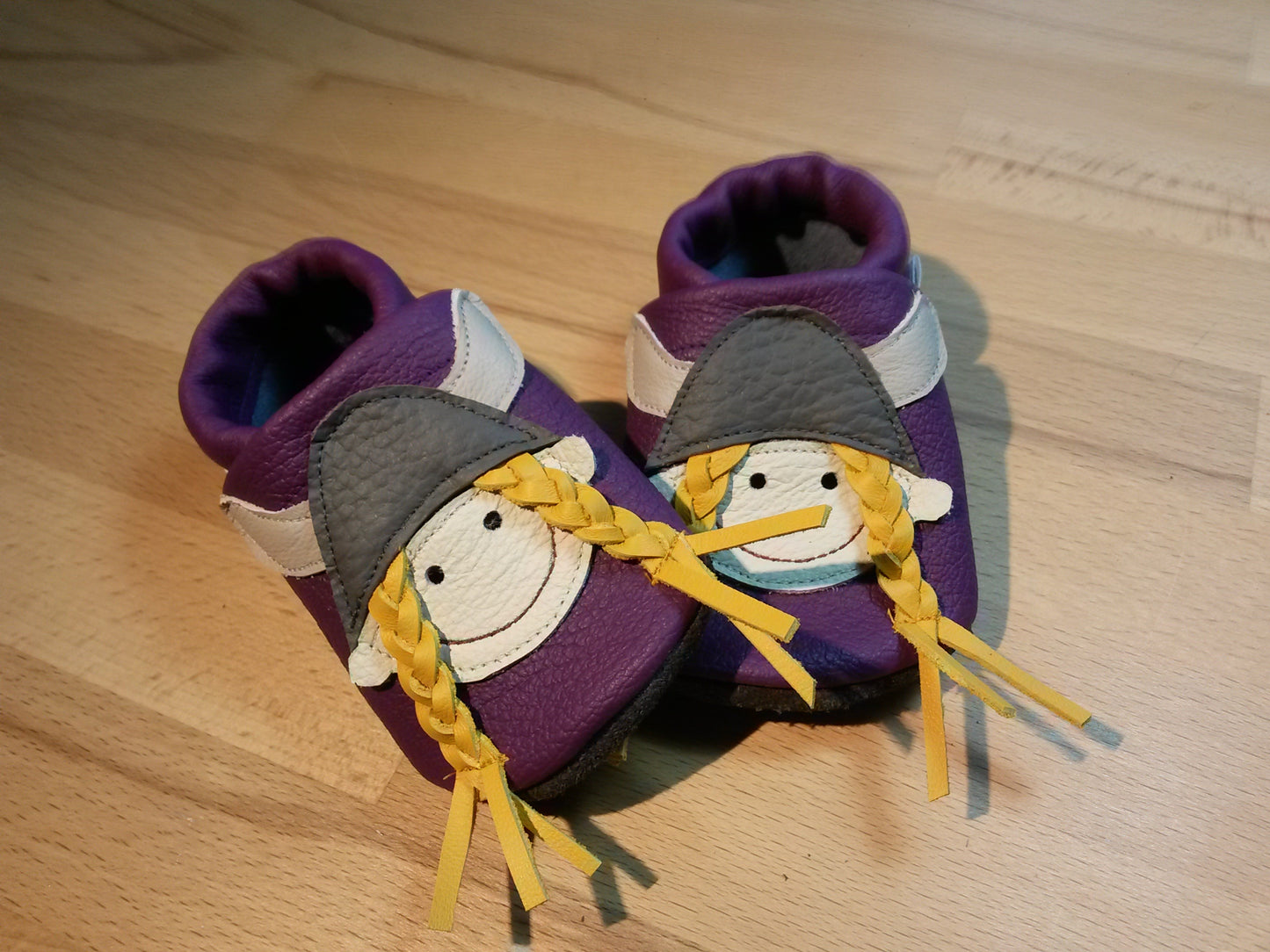 Lederpuschen Wikingermädchen mittellila