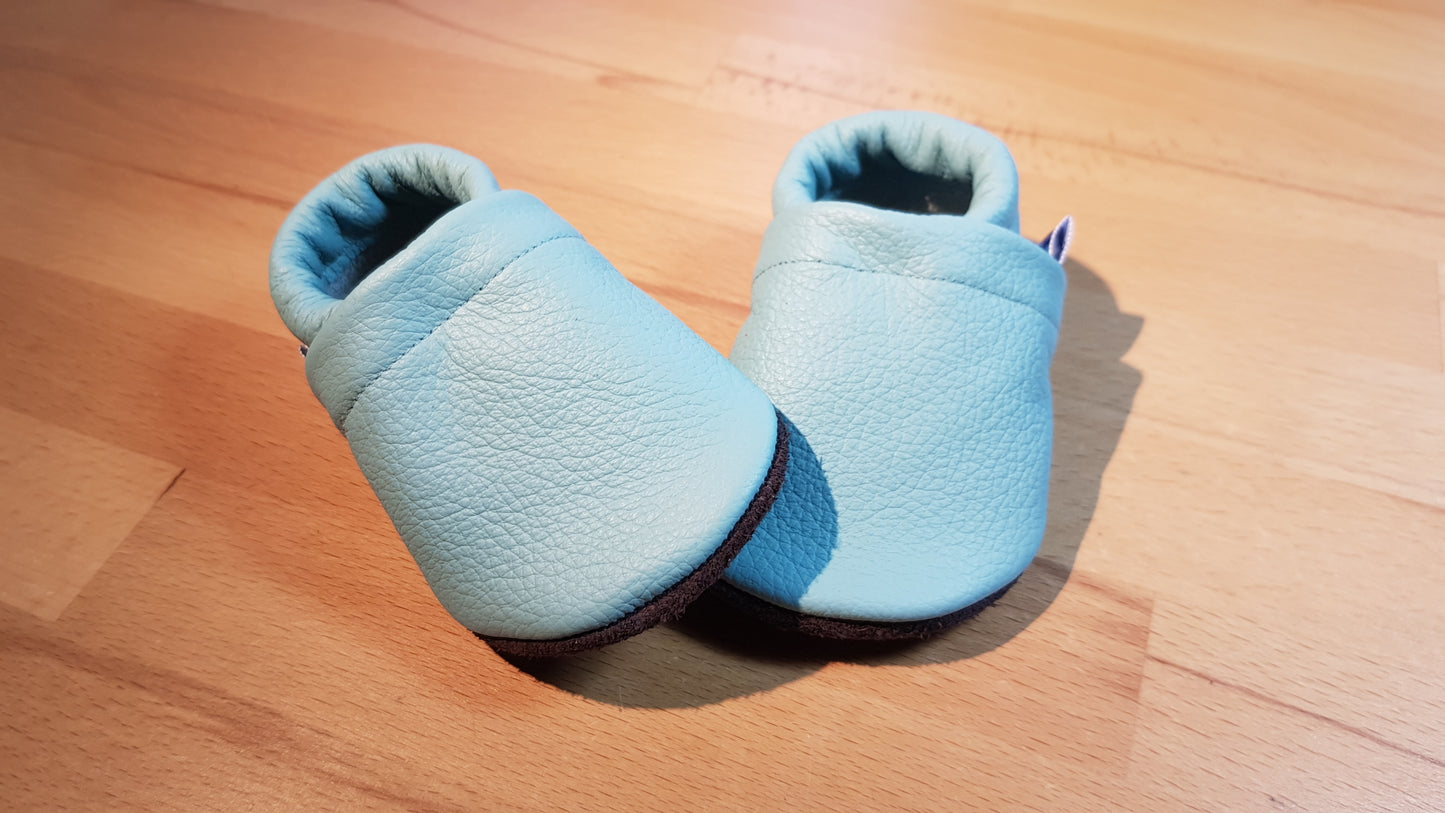 Hellblaue Lederpuschen einfarbig