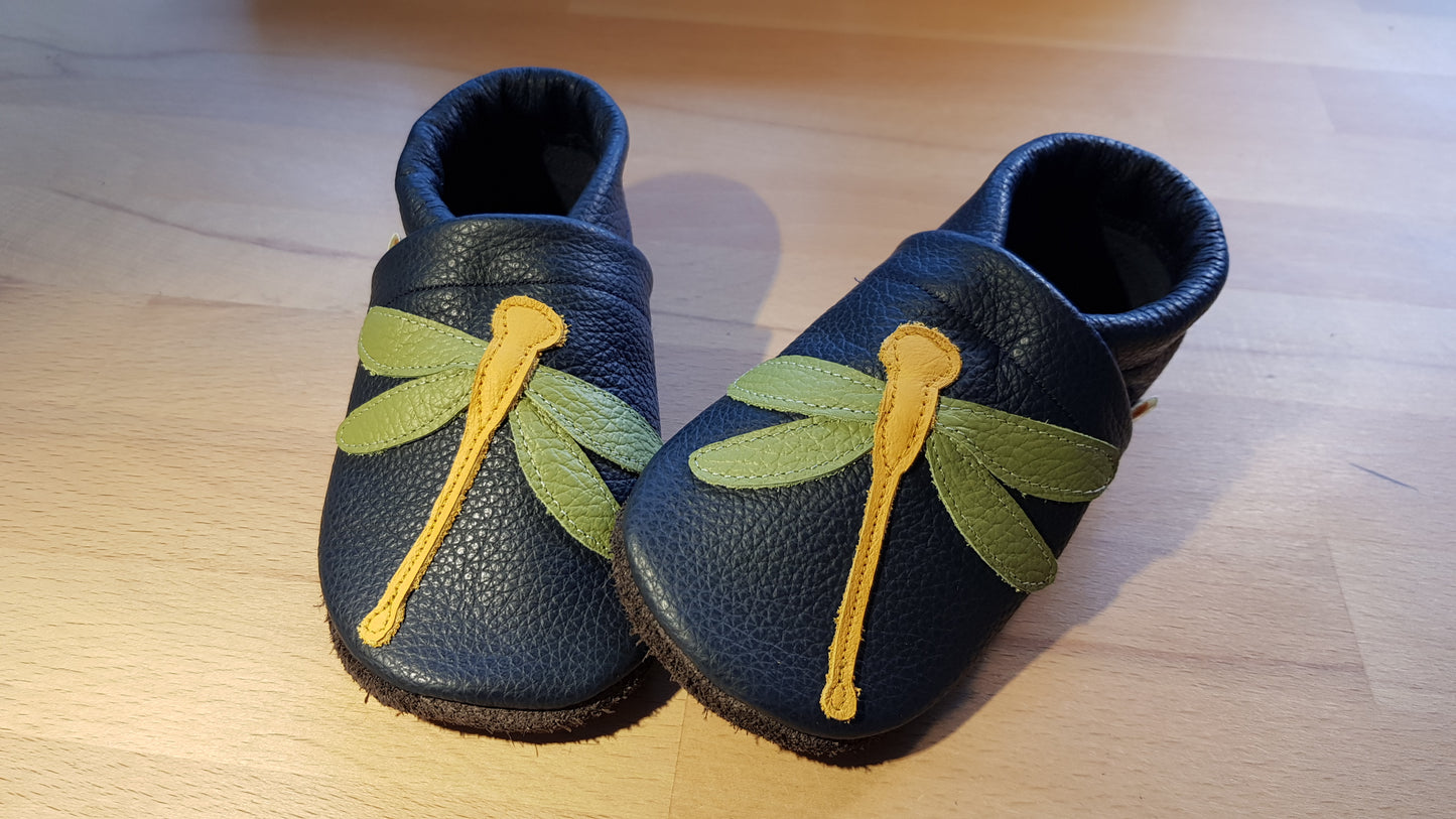 Dunkelblaue Lederpuschen mit einer gelb-apfelgrünen Libelle