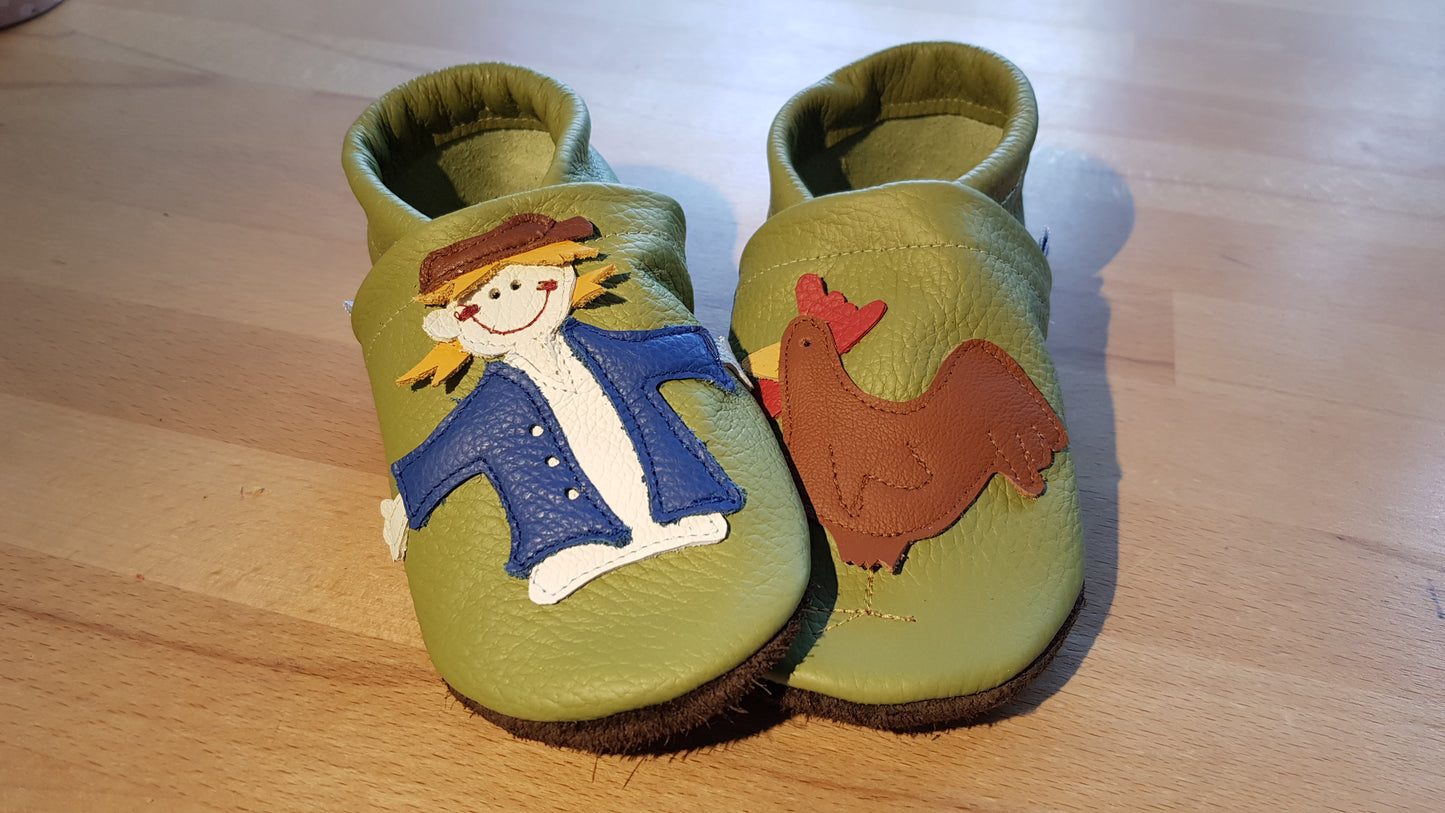 Apfelgrüne Lederpuschen mit Michel und Huhn
