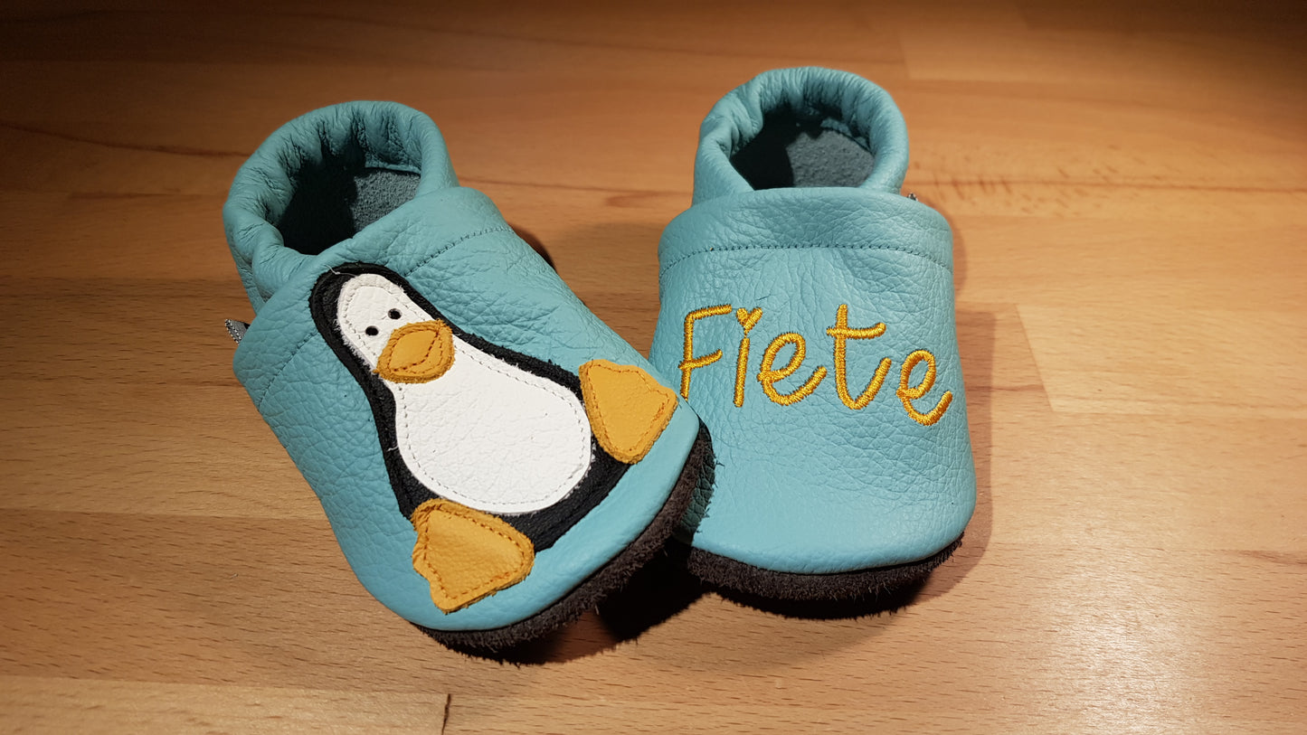 Lederpuschen Pinguin Name hellblau