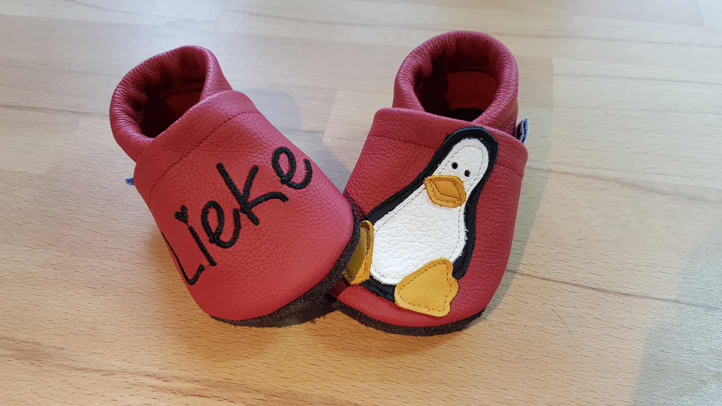 Lederpuschen Pingui Name rot