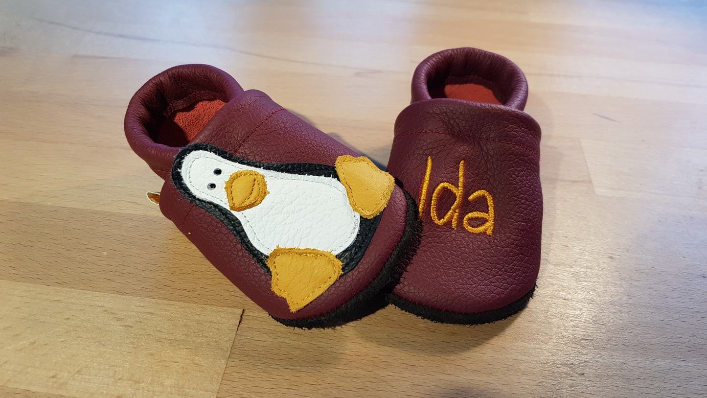 Lederpuschen Pinguin Name weinrot
