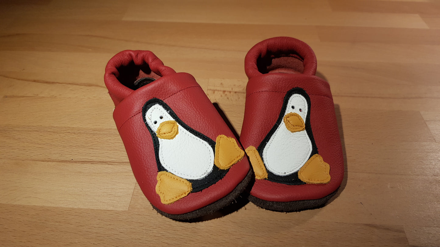 Rote Lederpuschen mit Pinguinen