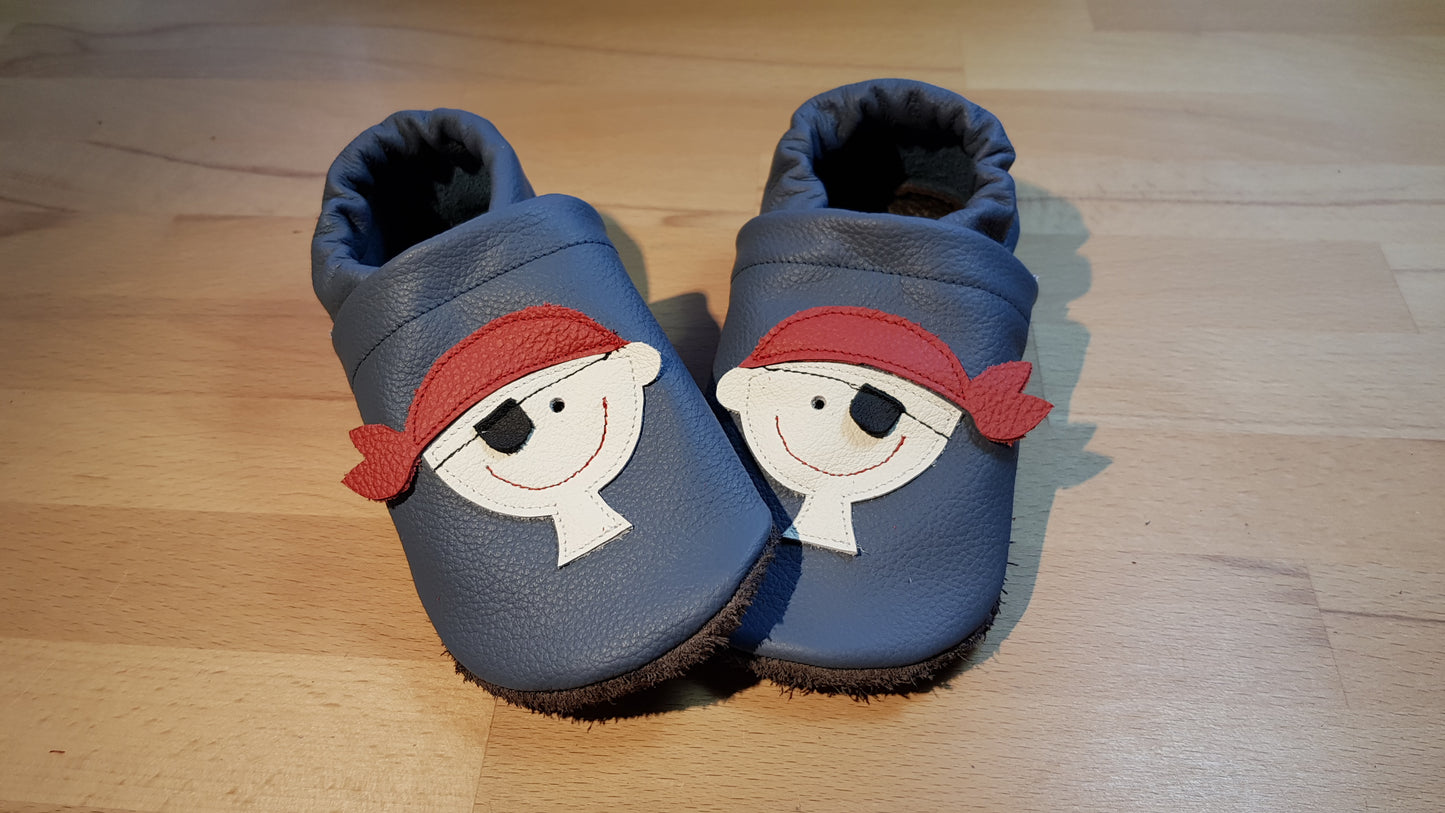 Taubenblaue Lederpuschen mit Piraten