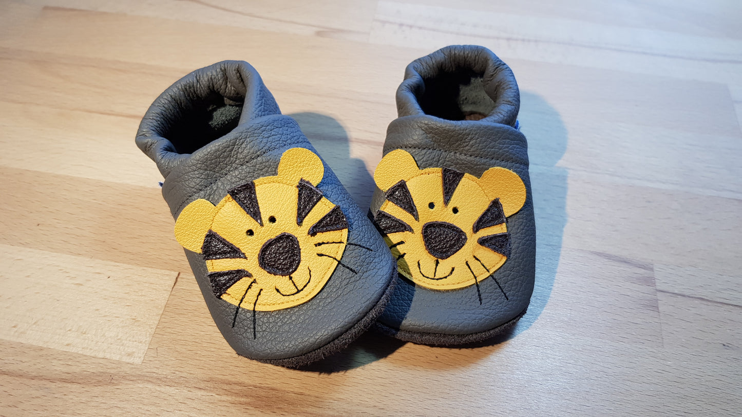 Dunkelgraue Lederpuschen mit Tigern