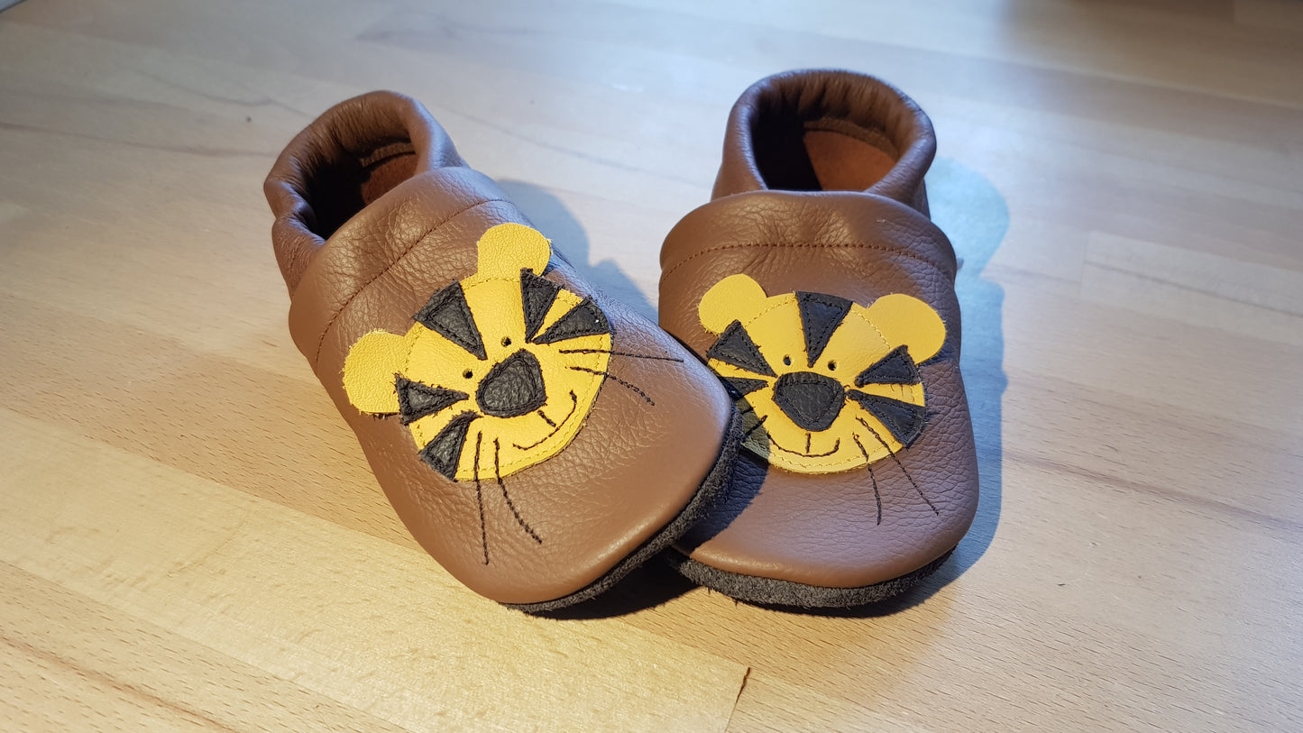 Rehbraune Lederpuschen mit Tigern