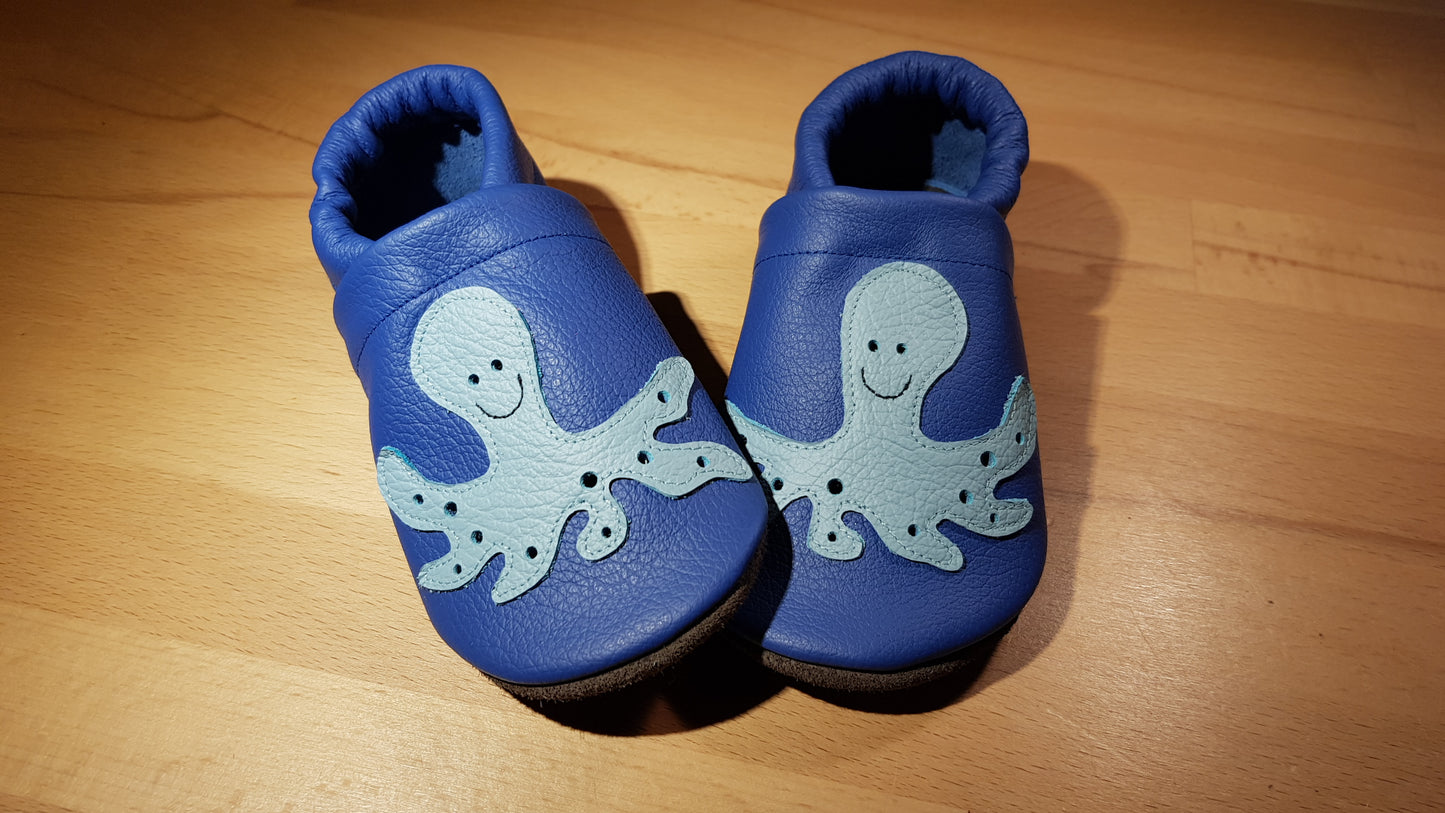 Capriblaue Lederpuschen mit einem hellblauen Tintenfisch