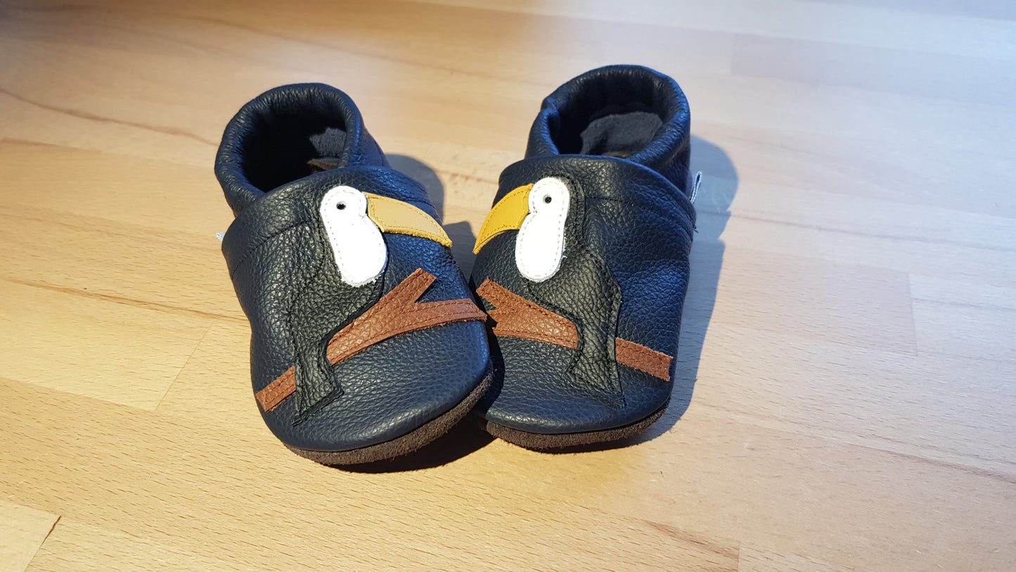 Dunkelblaue Lederpuschen mit Tukanen