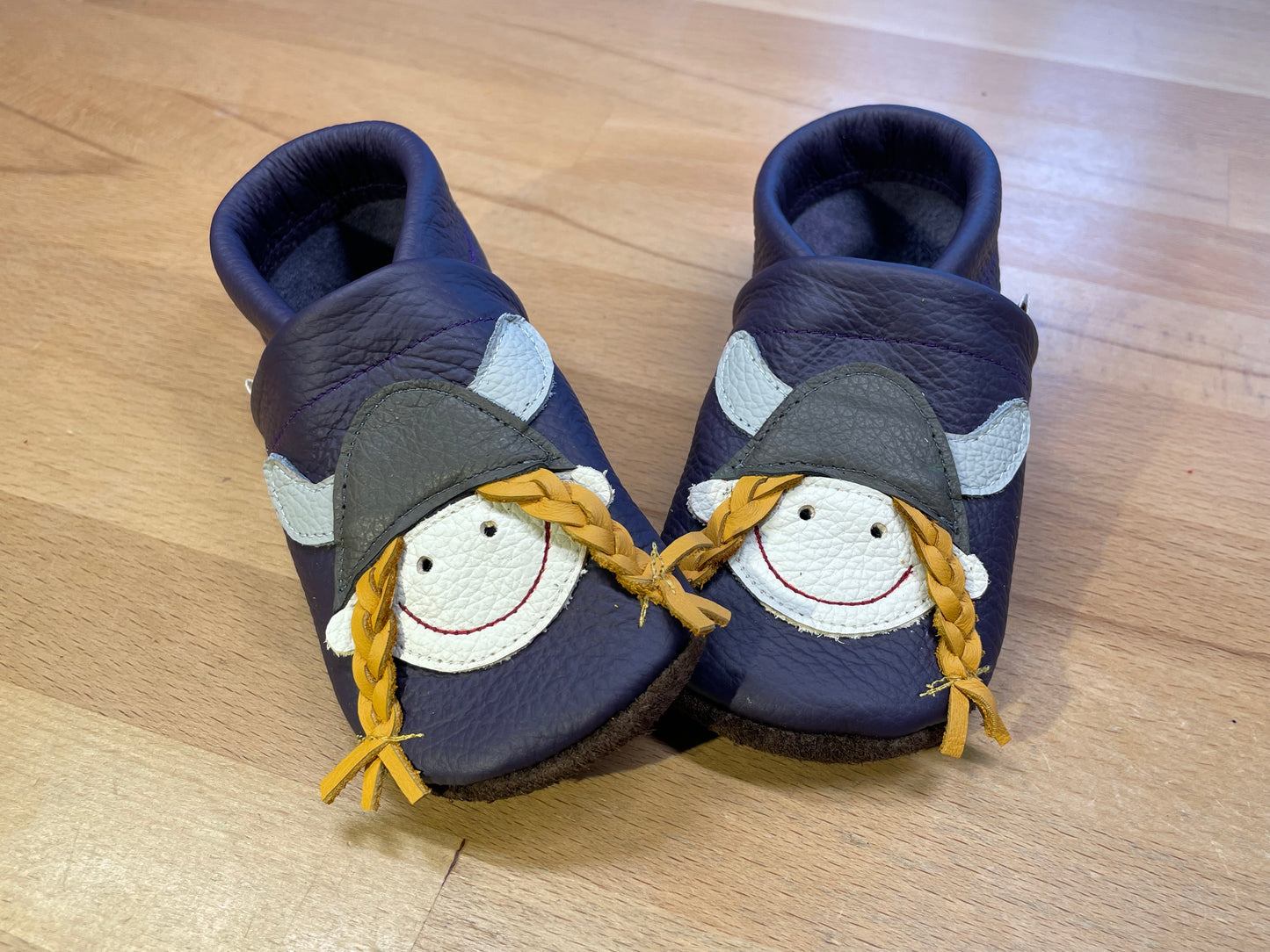Lilafarbene Lederpuschen mit einem Wikingermädchen