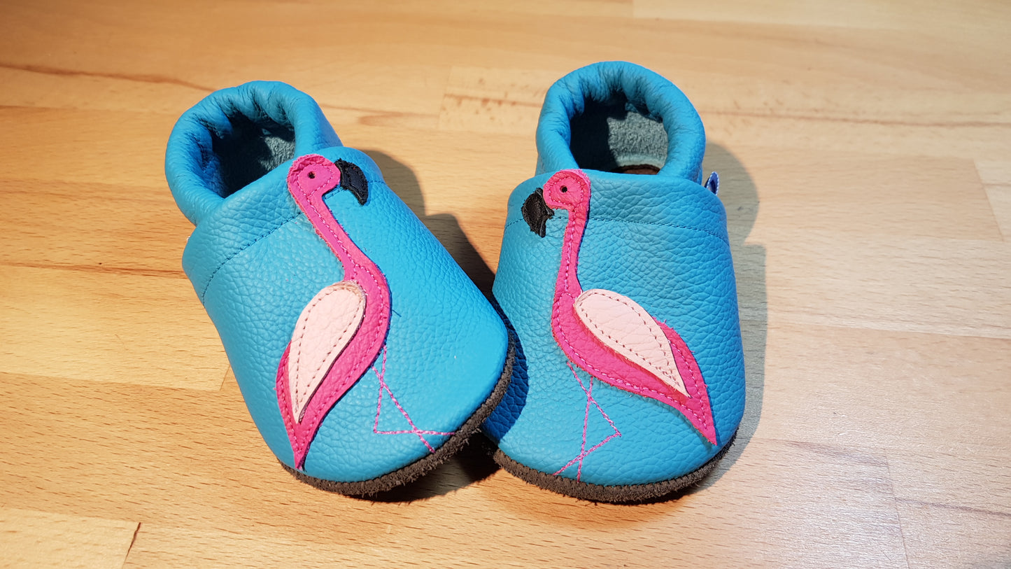 Türkisfarbene Lederpuschen mit Flamingos