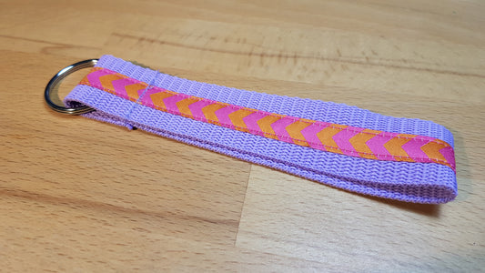 Schlüsselband Gurtband flieder mit orange-pinkfarbenem Pfeilband