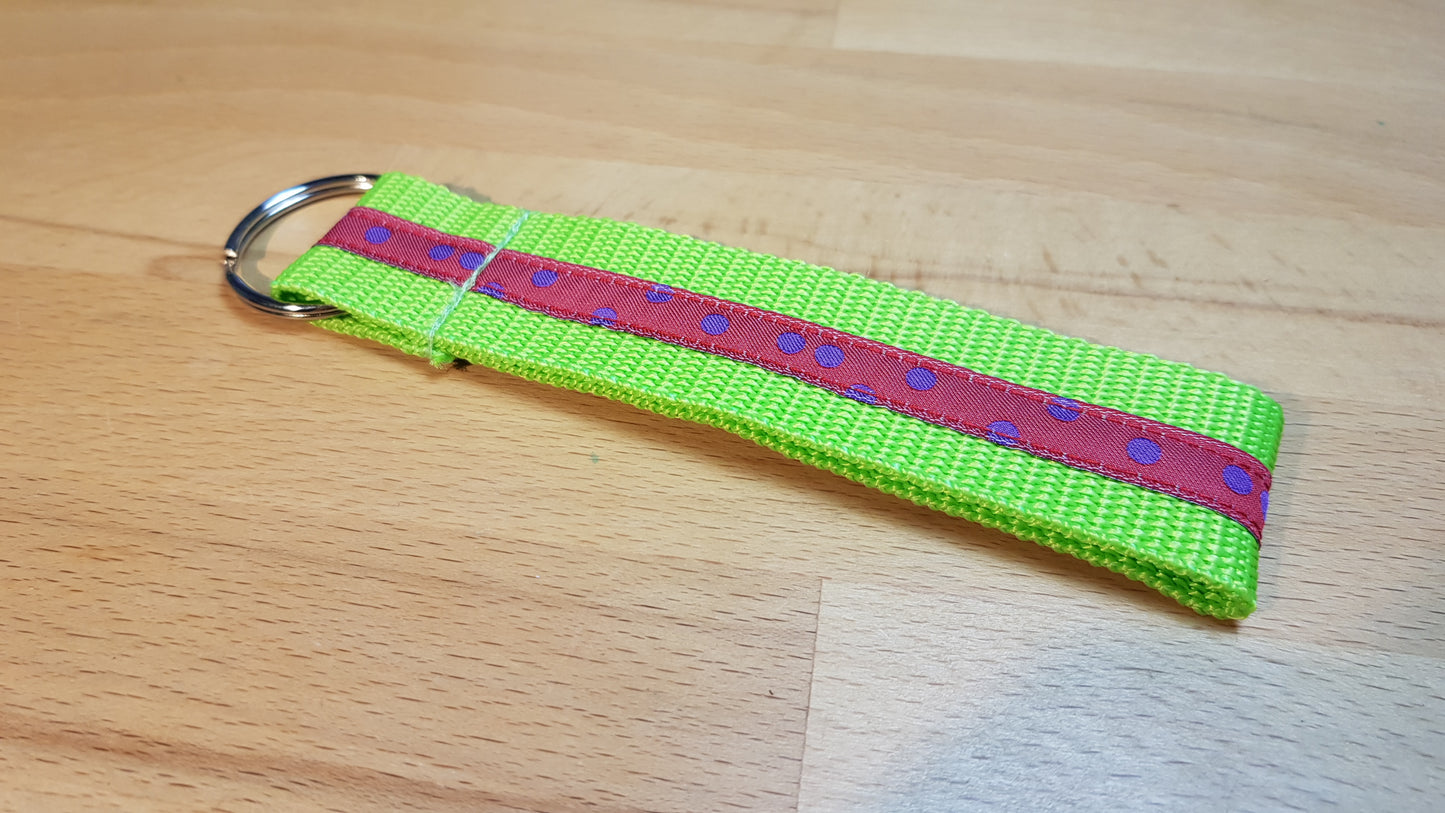 Schlüsselband Gurtband hellgrün mit rot-lilafarbenem Pünktchenband