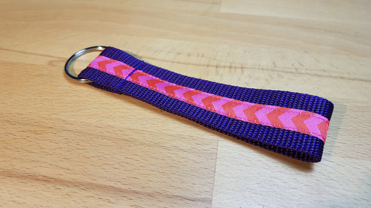 Schlüsselband Gurtband lila mit rosa-rotem Pfeilwebband