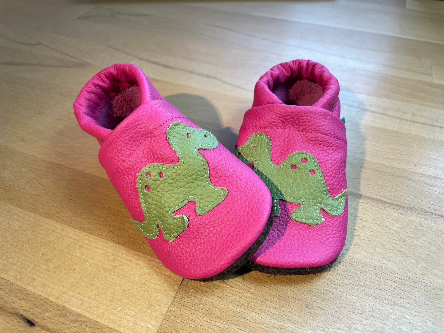 PinkfarbeneLederpuschen mit Dinos